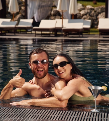 pareja-feliz-en-piscina